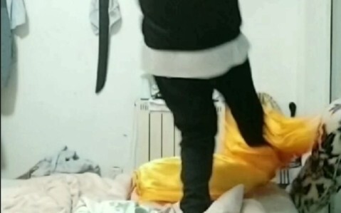 Khách dự tiệc: Bị đá rồi, c!