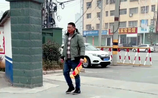 Saat menghadapi penerimaan panji kehormatan seperti ini, Bawan sama sekali tidak memberi kami kesemp