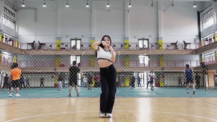 [Cover lagu lengkap] OO-NMIXX Temanku bilang tarian ini seperti melakukan tinju militer