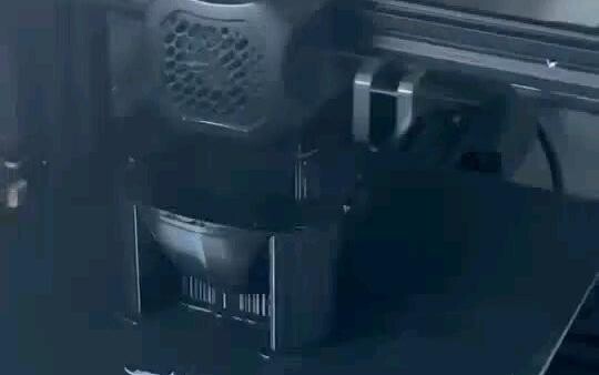 การพิมพ์ 3 มิติหมวกกันน็อคแบทแมนสำหรับแมวของเขาเอง