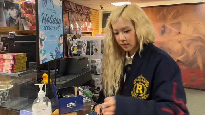 โรซี่ที่บาร์นส์แอนด์โนเบิล 5th อเวนิว ♡