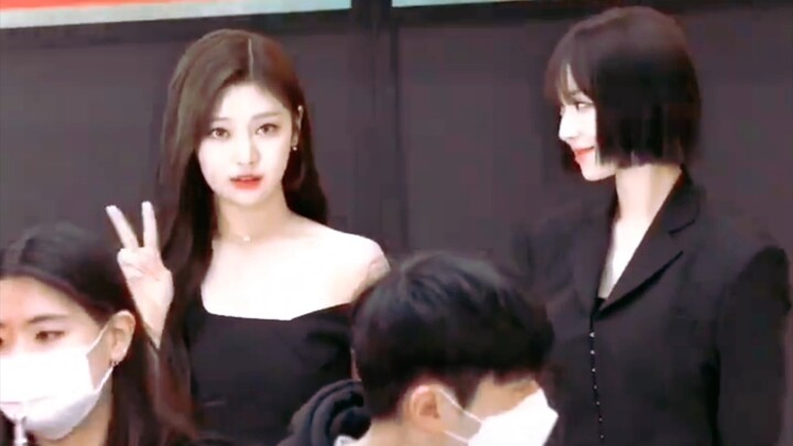 【ตงหนิง】เธอกำลังถ่ายรูป แล้วเธอก็มองตัวเองยิ้มด้วย น่ารักอ่อนโยนมากเลยนะ
