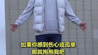 小哥在街头蒙住双眼，给伤心难过的陌生人一个拥抱...