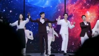 姜文焕鼓足勇气，四次才牵到了武王的，手腕，最后陪伴姬发的也只有姜文焕了