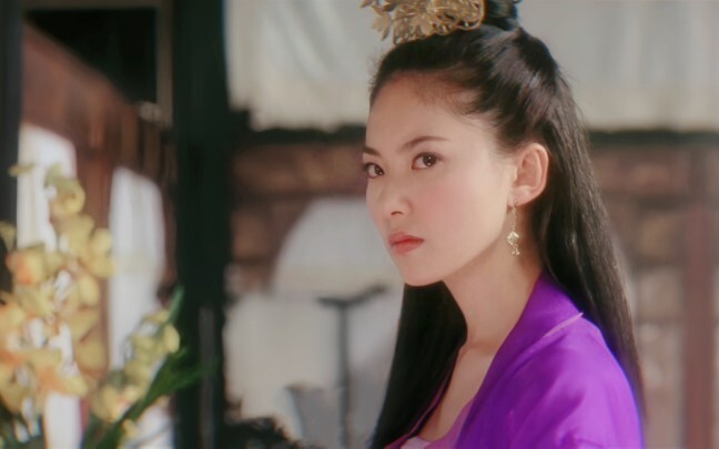 Perebutan kekuasaan di istana yang tampaknya konyol dan seperti mainan anak-anak ternyata tetap begi