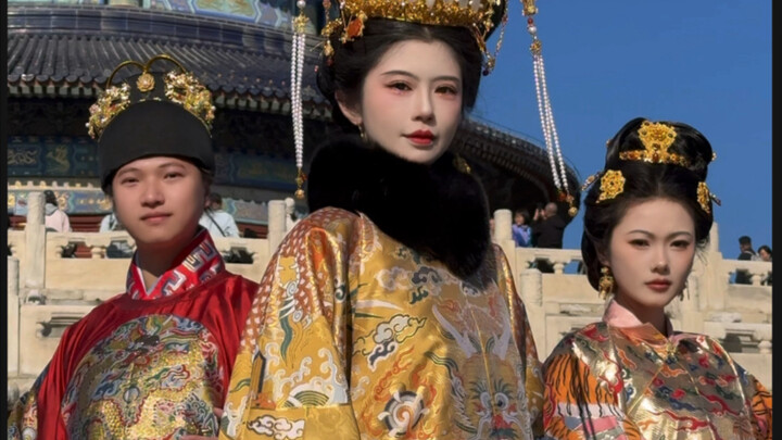 بكين، إذا ما لبستَ الهانفُو فماذا تلبس إذن؟ همم؟