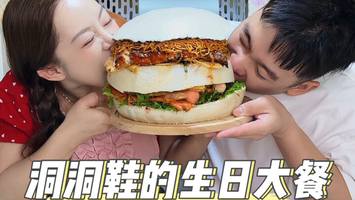 ตอนแรกกะจะกินอะไรไปเรื่อยๆ แต่จู่ๆ ก็นึกขึ้นได้ว่าวันนี้เป็นวันเกิดรองเท้าแตะรูของฉัน.....