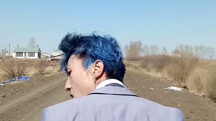 Cư dân mạng hài hước bắt chước ca khúc "Crooked" của G-Dragon