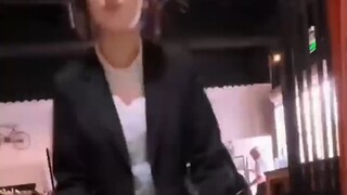 吃饭时突然停下来叫服务员过来 服务员满脸慌张…… #搞笑