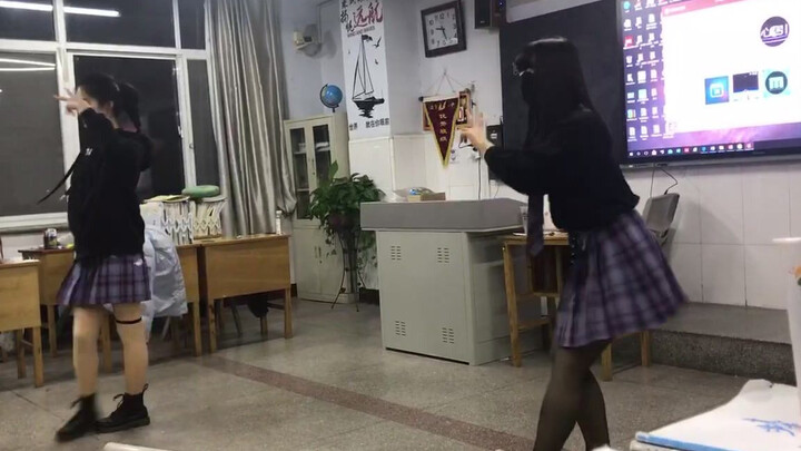 学委＆被迫女装的普通高三男生性感热舞！到底哪个是女生呢？[Thumbs up]