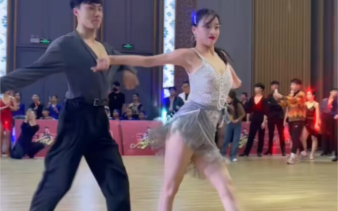 The long-awaited white Latin dance costume ceiling, the training also feels like a competition