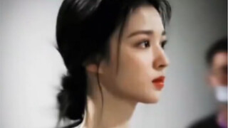 You must tie your hair into a low bun when wearing a coat! It’s beautiful and simple, everyone shoul