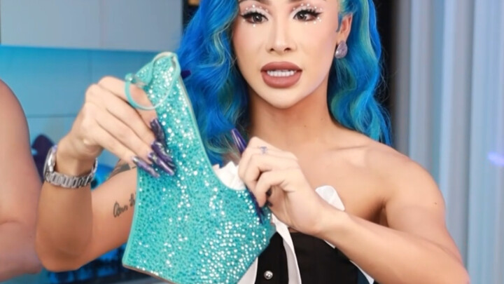 I bought the same shoes as Lady Gaga! Try on the high heels!