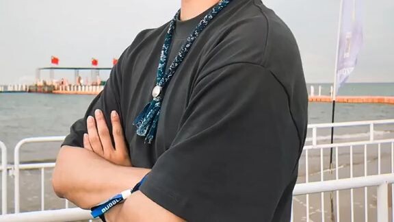 They say there are no kiss scenes so WU BI will only kiss mirrors 😭