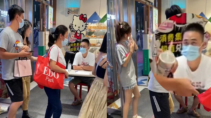 Pria menemani pacarnya berbelanja, setelah lelah berjalan ia mencari tempat untuk menunggu pacarnya.