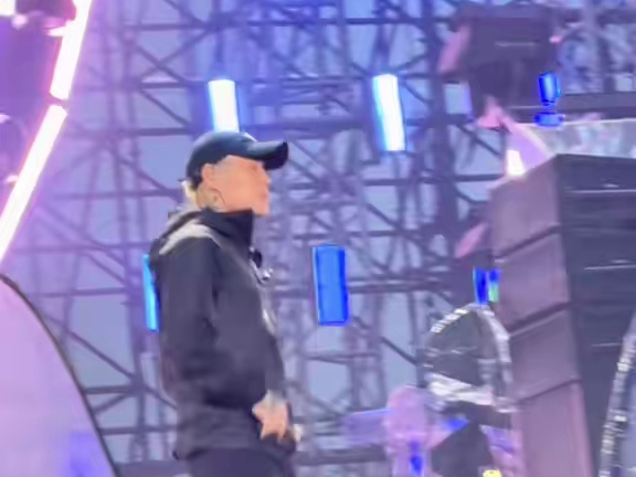 Giờ này Tạ Đế đang nghĩ gì? Cả khán phòng đồng thanh hô vang: “Tôi muốn DISS anh!”