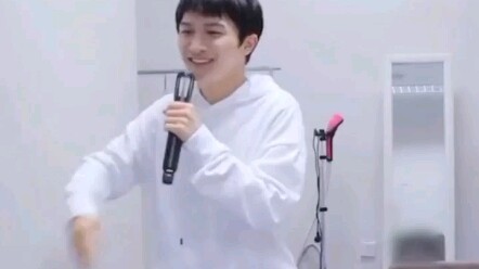 Zhou Shen's joyful dance rehearsal for "Jile Jingtu"