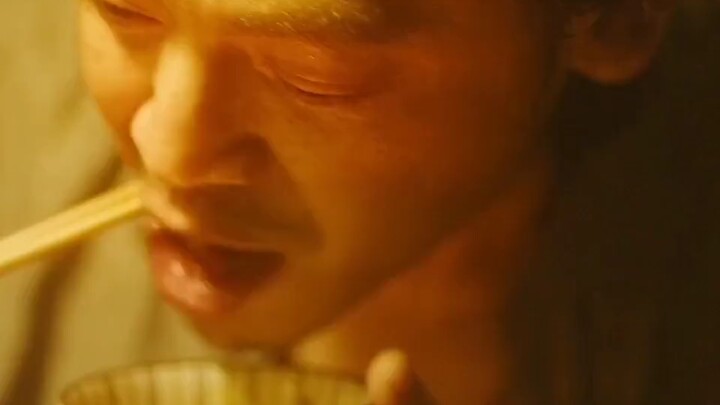 Pria ini sudah terbiasa menikmati makanan mewah dari gunung dan laut, jadi masakan rumahan pun sulit