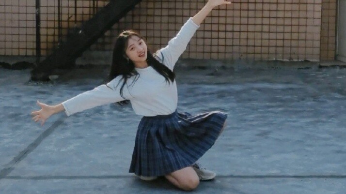 The bright sunshine is perfect for energetic dancing! [IZ*ONE] Dance to the sky