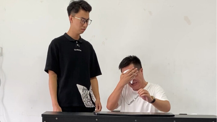 ผู้อำนวยการจางสวมหน้ากากความทุกข์อีกครั้ง