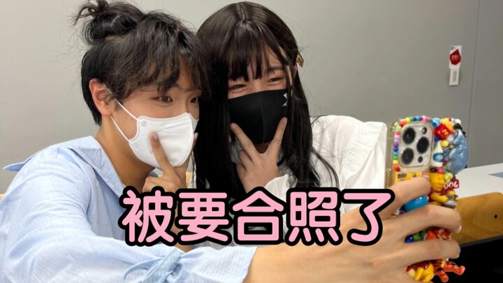 Mặc nữ trang lên lớp ở đại học Nhật Bản thì bị xin chụp ảnh chung