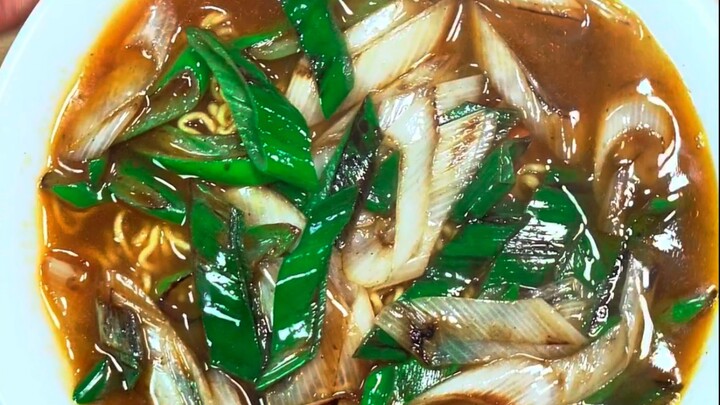 Mì bò xào hành ở góc phố, thơm quá đi mất!