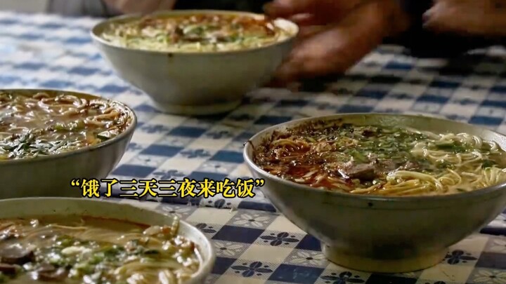 Thảo nào mà ăn được năm bát mì, vì người còn nhẹ hơn cả mì!