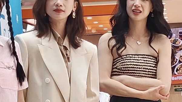 Ngakak, siapa yang bilang mereka berdua berhasil ikut dalam perlombaan baju paling jelek!