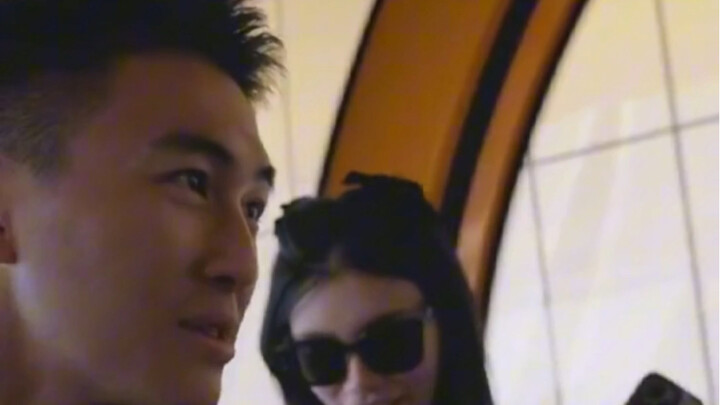 He Youjun and Xi Mengyao suddenly had a blast pretending to be paparazzi and snapping random photos—