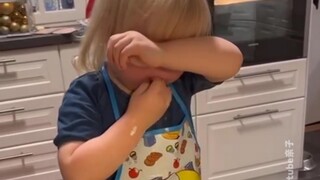 小朋友的逻辑：如果我看不到你，你也看不到我😂