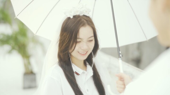 “Đẹp không? Của bạn đó. Ý tôi là, không chỉ có chiếc voan đâu.”
