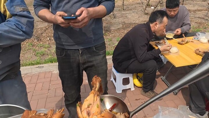 Bày hàng ở công trường, rất nhiều anh em thợ đều khen ngợi món ăn của tôi