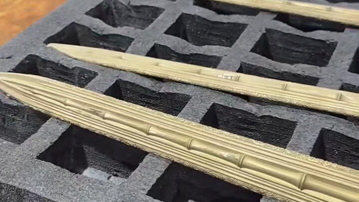 Master Tong showcases the production of the Qingzhufeng Cloud Sword copper blank, a collaboration it