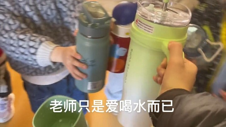 Thầy bị đau dạ dày, nước cũng phải nhai mới uống được.