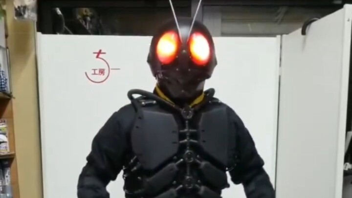 Orang besar membuat tas kulit Kamen Rider Shuka Rider barunya sendiri