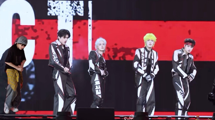 Khi Dương Bác Văn đóng vai khách mời trong concert của sư huynh TOP