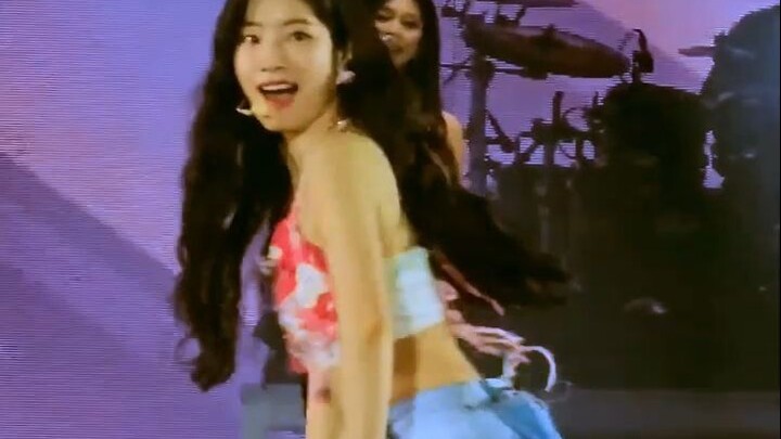(Twice Tur Dunia Kelima) Sebelum menyanyikan lagu tanpa alkohol, para senpai beristirahat, meminta T