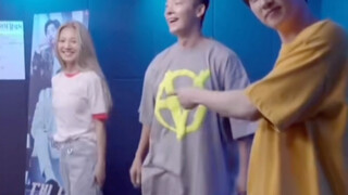 Anh Hải đã hoàn toàn lĩnh hội được điệu nhảy mê hoặc này và cùng Hyoyeon nhảy bài Say Your Wish của 