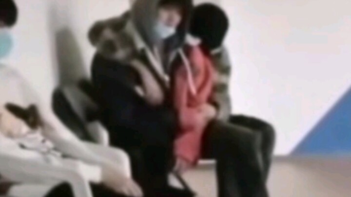 Cái cái ôm không được đáp lại ba năm trước, giờ đã có hồi đáp rồi!