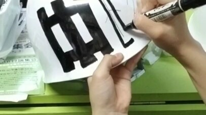 Cách vẽ mũ bảo hiểm Trung Hạch! Cùng phó ủy viên trưởng Liên đoàn Sinh viên Toàn Nhật Bản học cách v