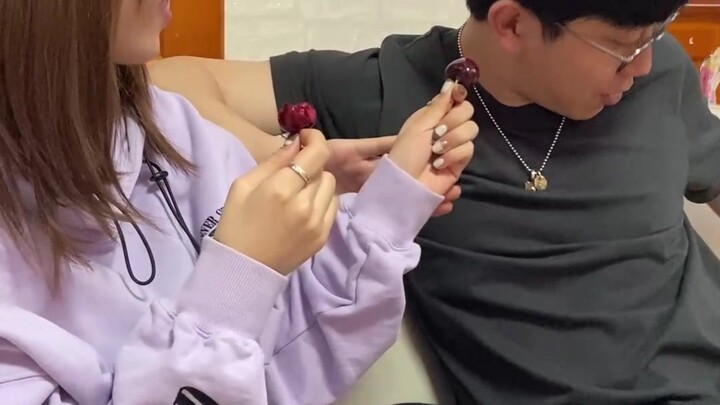 I seriously envy Big Brother’s moves for flirting with girls—brothers, learn from this!