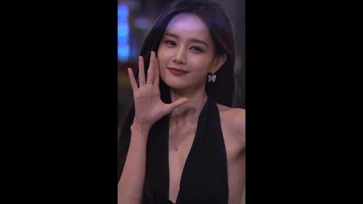Li Yitong candid footage at the GQ event