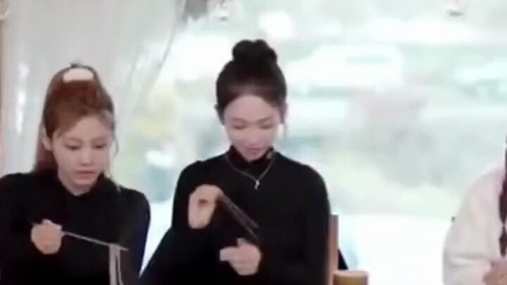 Ning Yizhuo’s reaction when she sees glass noodles at a Korean dining table