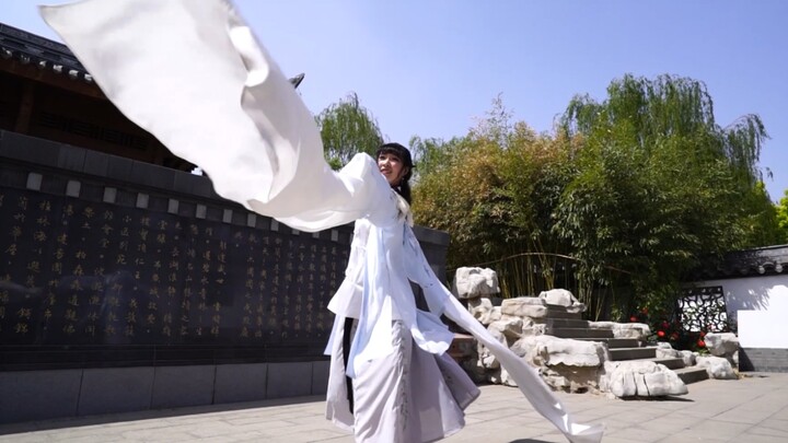 The left hand pointing to the moon, the sleeves dance gracefully