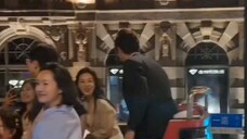 I took a sightseeing bus on the Bund in Shanghai and ran into Yang Zi and Xu Kai filming "The Legend