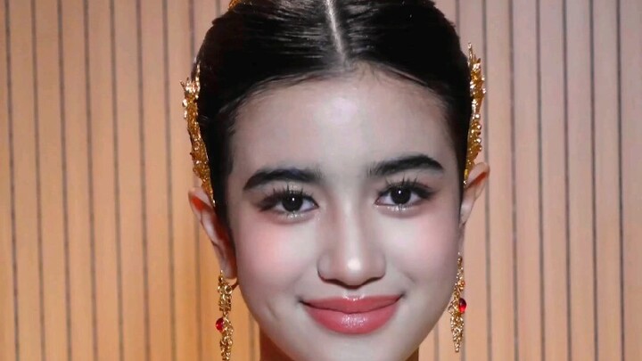 Halo semuanya, saya Norodom Jenna. Senang sekali bisa bergabung di Bilibili, dan saya sangat menanti