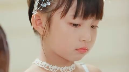 Gadis pengemis 5 tahun menyelamatkan seorang miliarder,dimanjakan oleh seluruh keluarga