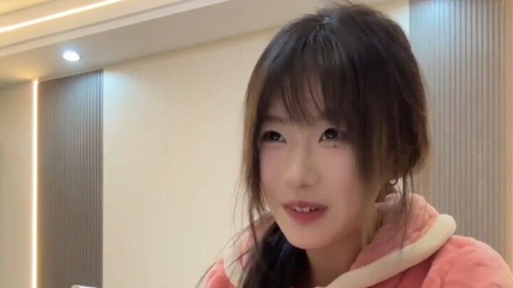 Sis, are you really my older sister? 🥺