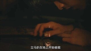 男孩通过地板上的小洞，偷窥楼下的漂亮少妇，不料却看到惊人一幕