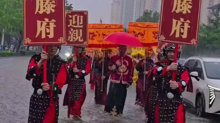 Cặp đôi ở Linyi, Sơn Đông tổ chức đám cưới giữa cơn mưa bão: Dân mạng cười nói cuộc đời đâu cũng có 